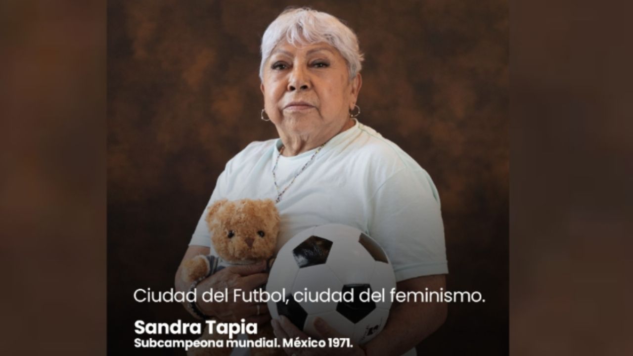 Clara Brugada reconoce a las mujeres futbolistas que abrieron camino