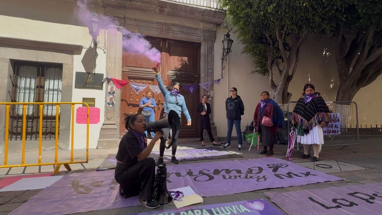 Protesta de Feminismo para Todas Mx ante la Secretaría de Gobierno en Querétaro