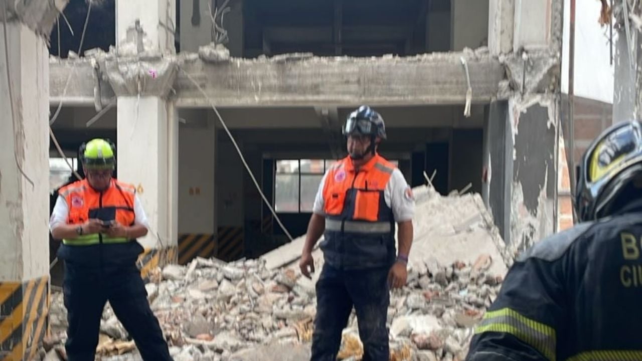 Colapsa edificio en demolición en San Antonio Abad; hay tres personas atrapadas
