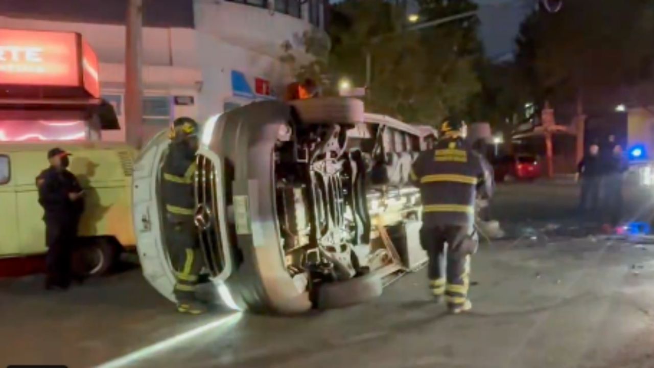 Vuelca camión de transporte escolar en la colonia Del Valle