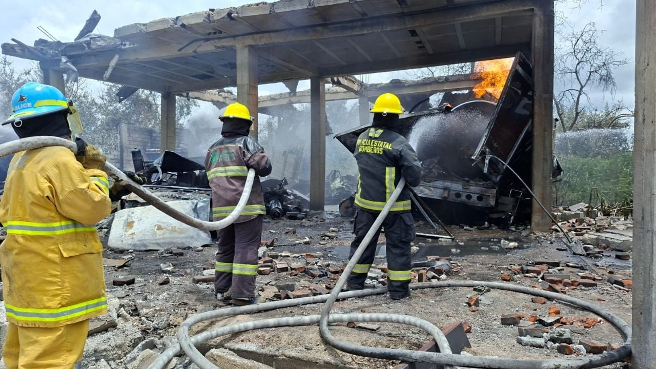 Labores de mitigación tras explosión de pipas de gas LP en Tepeaca