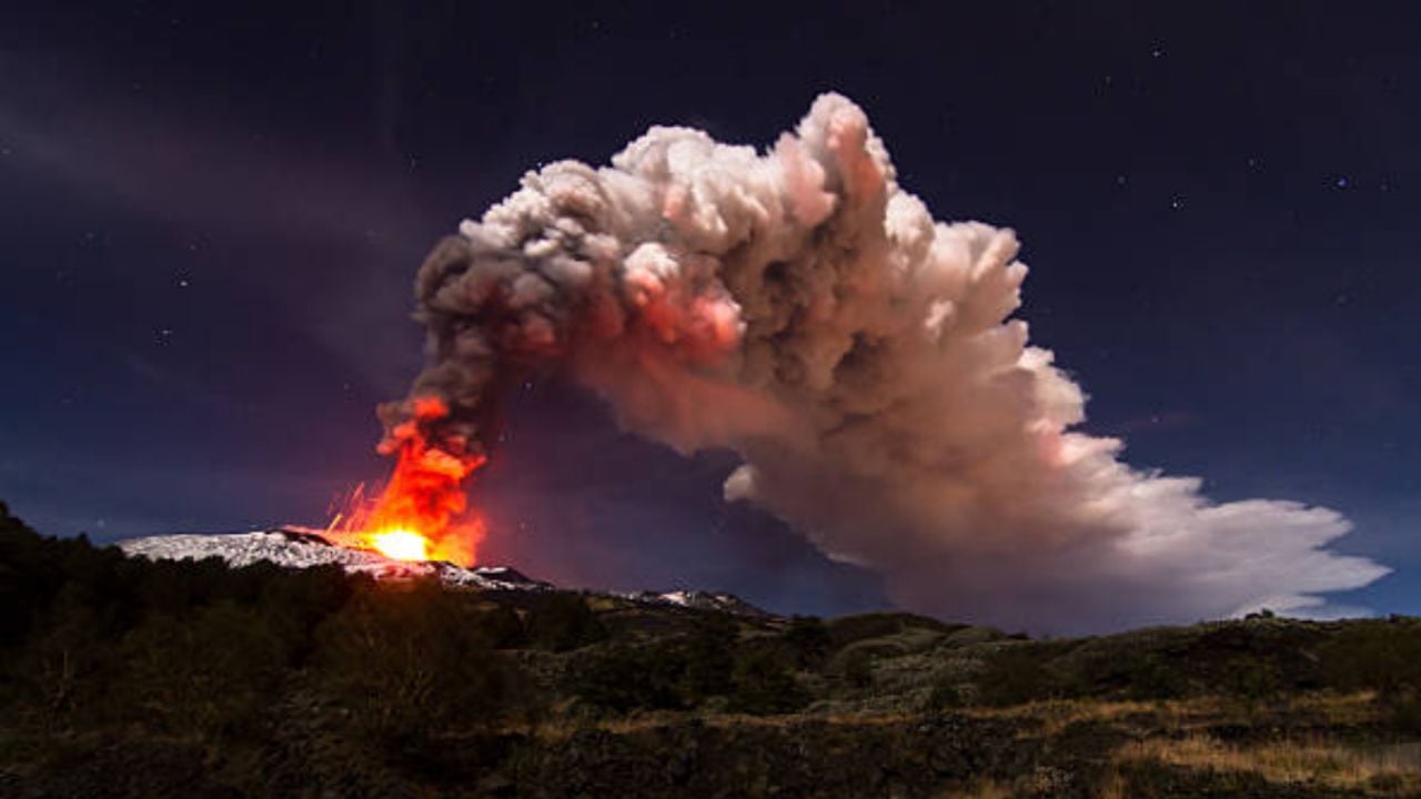 Crisis volcánica en el Etna: siete días de actividad eruptiva ininterrumpida